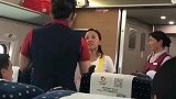 女子高铁拒查票气哭乘务员，旁观小孩：每个人都要检票啊