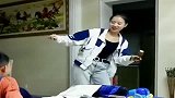 只要姐弟俩在家，两人就打架，谁也不饶谁，真是冤冤相报何时了