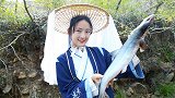 凶猛鲨鱼伤人，女侠出手相救，烤熟的鲨鱼居然是这个味道！