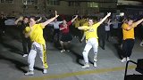 广东佛山一男子跳广场舞，女士们惊的面红耳赤，背景音乐很好听