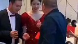 女子拍到婚礼现场的一幕，新郎新娘来敬酒，大伯霸气的拿出大红包