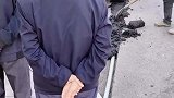 和一群大爷一起，看工人维修路上的裂缝，网友：男人无法拒绝