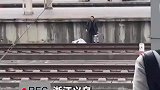 男子发现走错站台带行李横穿轨道