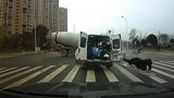 长沙一救护车与搅拌车相撞后失控连撞3车   1人被甩出身亡