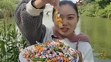 小姐姐吃“大白兔奶糖”，多种口味全新体验，重口清新皆满足