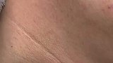 男生把体温计放在脖子上，体温计蹭蹭上涨