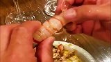 吃了这么多年虾终于遇见高手，三招完美取出虾肉，真是太牛了！