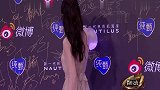 Angelababy杨颖裸色长裙亮相现场收获生日祝福