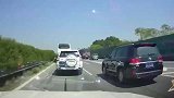 高速上两位丰田车主怕是有仇吧！这也太危险了！