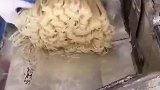 粉条加工厂对粉条进行切割加工