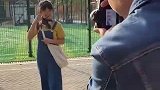 摄影师在停车场引导妹纸，公园拍照姿势