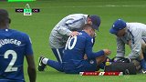 拿分先废对手核心？阿扎尔倒地再被踩 捂腿强忍疼痛