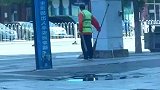 网友看到路边清洁工耍枪弄棍