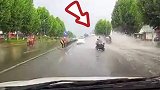 小车在积水道路上“乘风破浪”，后车、路人全都遭了殃
