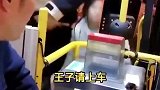 公交司机接送孩子们放学