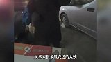 老板盯了3天终于抓到偷纸壳大姨，被抓哭诉儿子快没命了