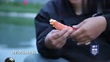 一箱的帝王蟹，一条蟹腿半米长，跟粗火腿一样！