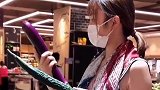 想不到美女买菜这么仔细