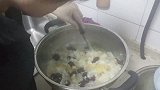 大龄剩女闲来无事一顿神操作，做出来的银耳红枣汤那味道绝了