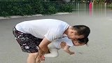 长在爸爸身上的小朋友，粘着都不松手，真是服了