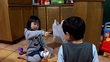 小萝莉和哥哥吵架接下来的场景让爸妈笑翻了