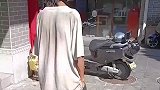 女子想给乞丐买饭，却被乞丐说不稀罕