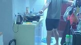 陌生男女在门口徘徊，男子提刀开门质问