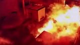 监控：上海一小吃店爆炸起火 店铺10秒被火焰吞没