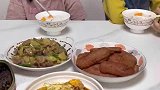 妈妈做了一桌子菜
