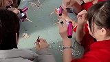 采耳店的工作人员，用香烟练习采耳