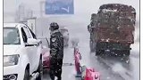 风雪中守护道路平安的身影