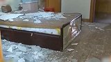 卧室天花板突然掉落全砸床上 屋主：像爆炸一样