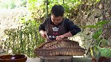 腊排骨跟土豆绝配，煮了两小时，香气四溢真够味，越吃越过瘾