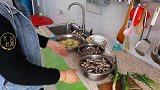 东北大妈铁锅炖2盆河鱼烀饼子，出锅色泽诱人，7个人吃过瘾