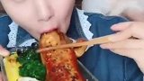 妹子你旁边还有孩子呢，你就这样吃鳗鱼饭感觉不太好