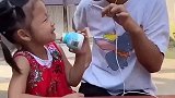 七彩童年： 姐姐的表情真搞笑啊