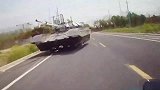 农民自制坦克车上路，被交警拦下