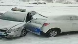 雪天路滑还是别开车出门，这连环撞太惨了