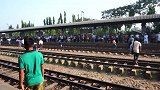 近距离拍摄，孟加拉人怎么坐火车这是孟加拉首都的火车站