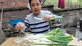 大葱炒瘦肉，纯正的农家菜，有满满的儿时的回忆，香甜又下饭！