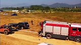 越野车救援陷入沙地的消防车 你守护大家，我们守护你！