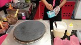 重口味吃货的福利：染了色的巨型煎饼！沾上棉花糖巧克力超诱人