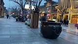 一个人逛逛前门大街大栅栏，其实我在想，人群里会不会遇到个熟人
