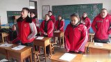 老师让学生背诵古诗，小伙一开口，把其他人都逗乐了