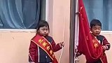 幼儿园举行升旗仪式，两名小升旗手精准卡点