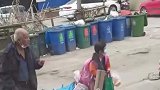 小女孩独自在路边等车，小小的身躯却拖着沉重的行李