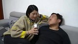 新婚夜妻子故意灌醉丈夫，丈夫假装睡着，没想妻子露出马脚