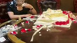 姐姐庆生满脸蛋糕，狐朋狗友丢完蛋糕一个人都没留下