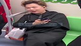 你们那怎么称呼这种人！男子斜着占两个爱心座，面对乘客指责不以