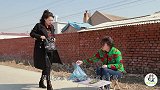 美女买黄瓜玩套路，老板见招拆招，没想最后还是防不胜防